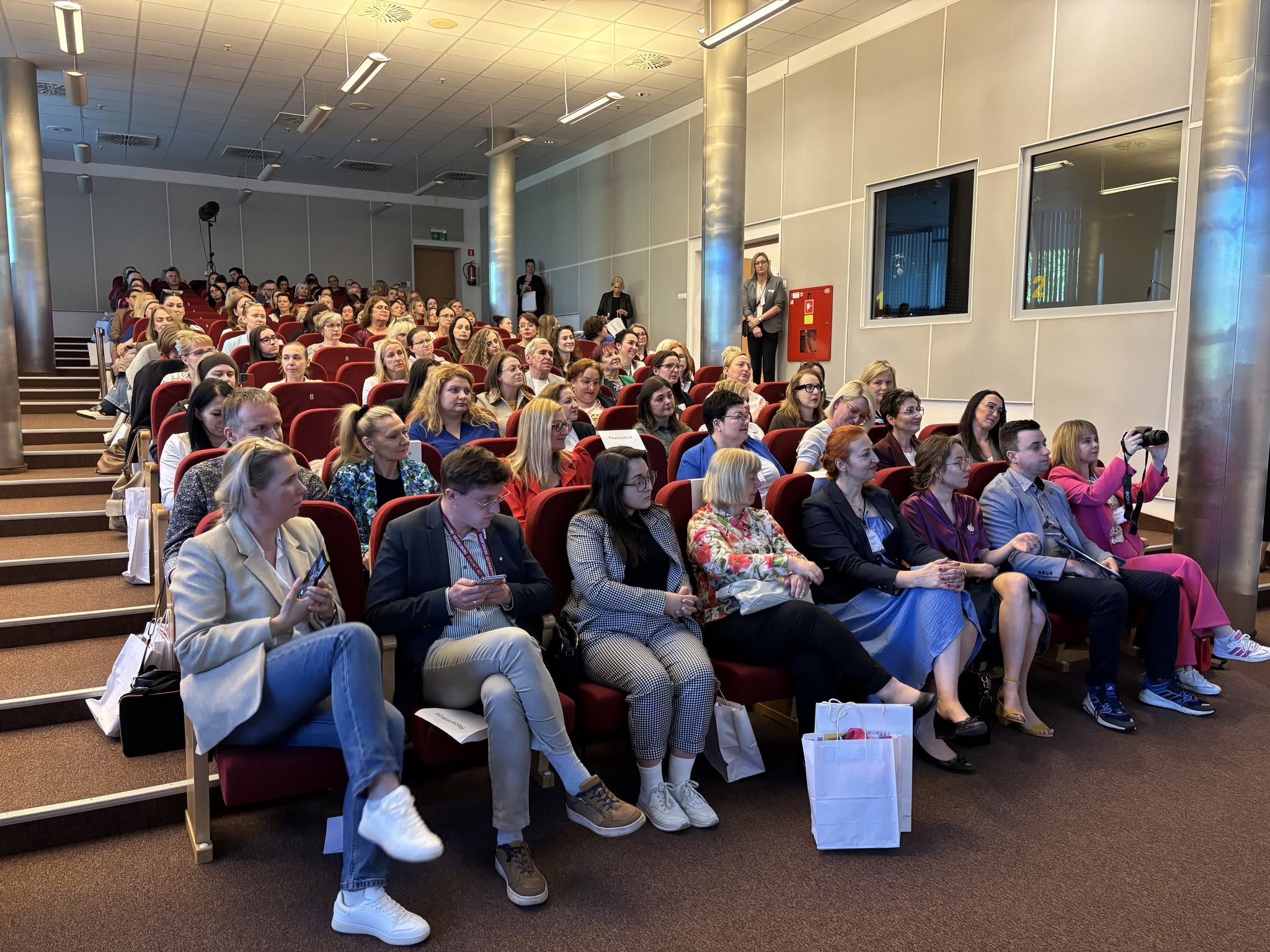 Uczestnicy konferencji w sali biblioteki