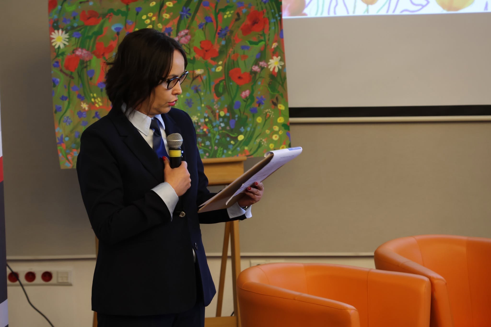 Prowadząca konferencję z mikrofonem