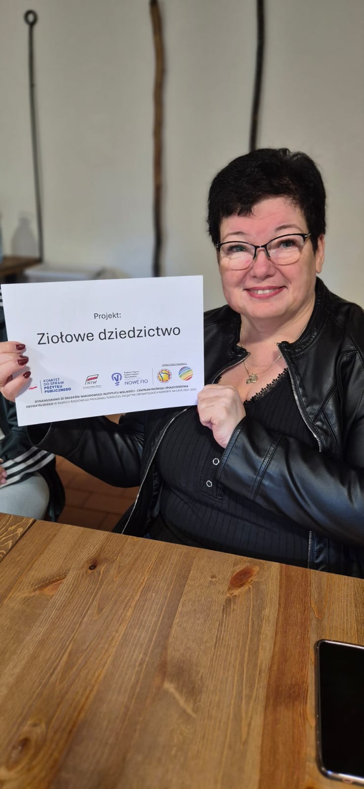 Uczestniczka z materiałami projektu