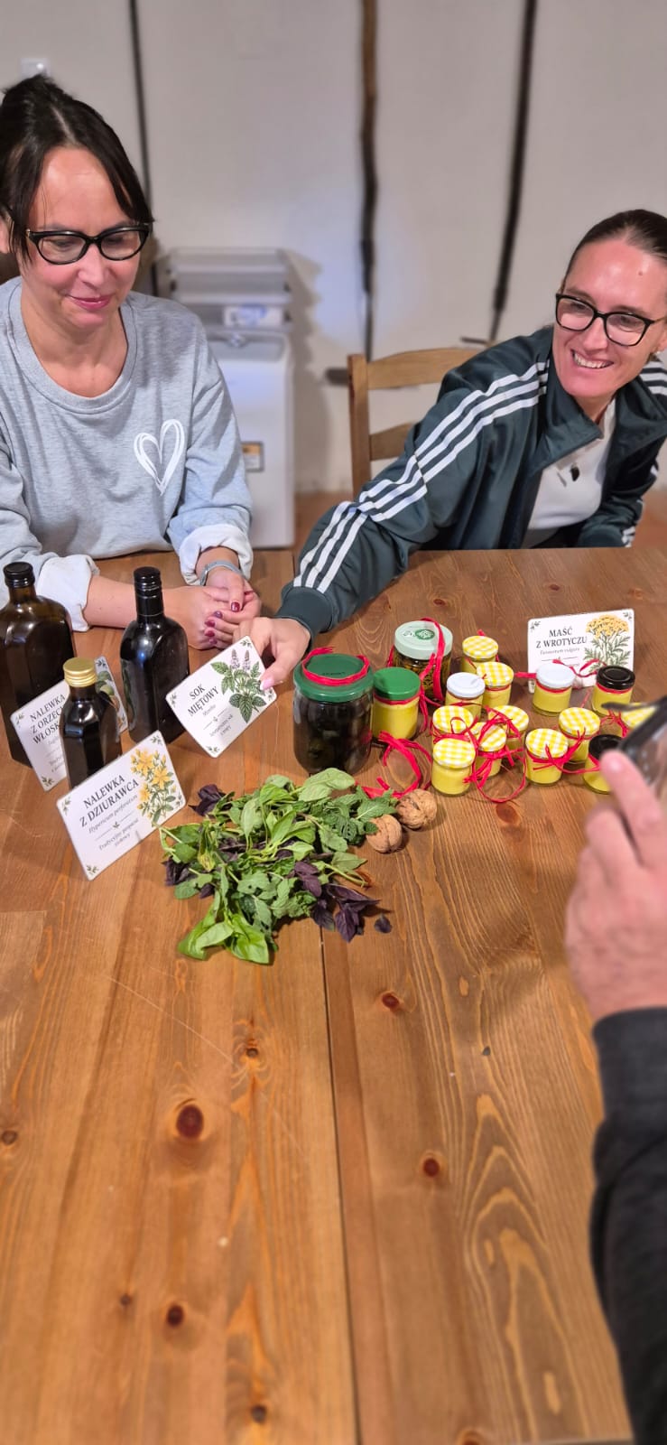 Rozmowa uczestniczek o ziołach i przygotowanych produktach